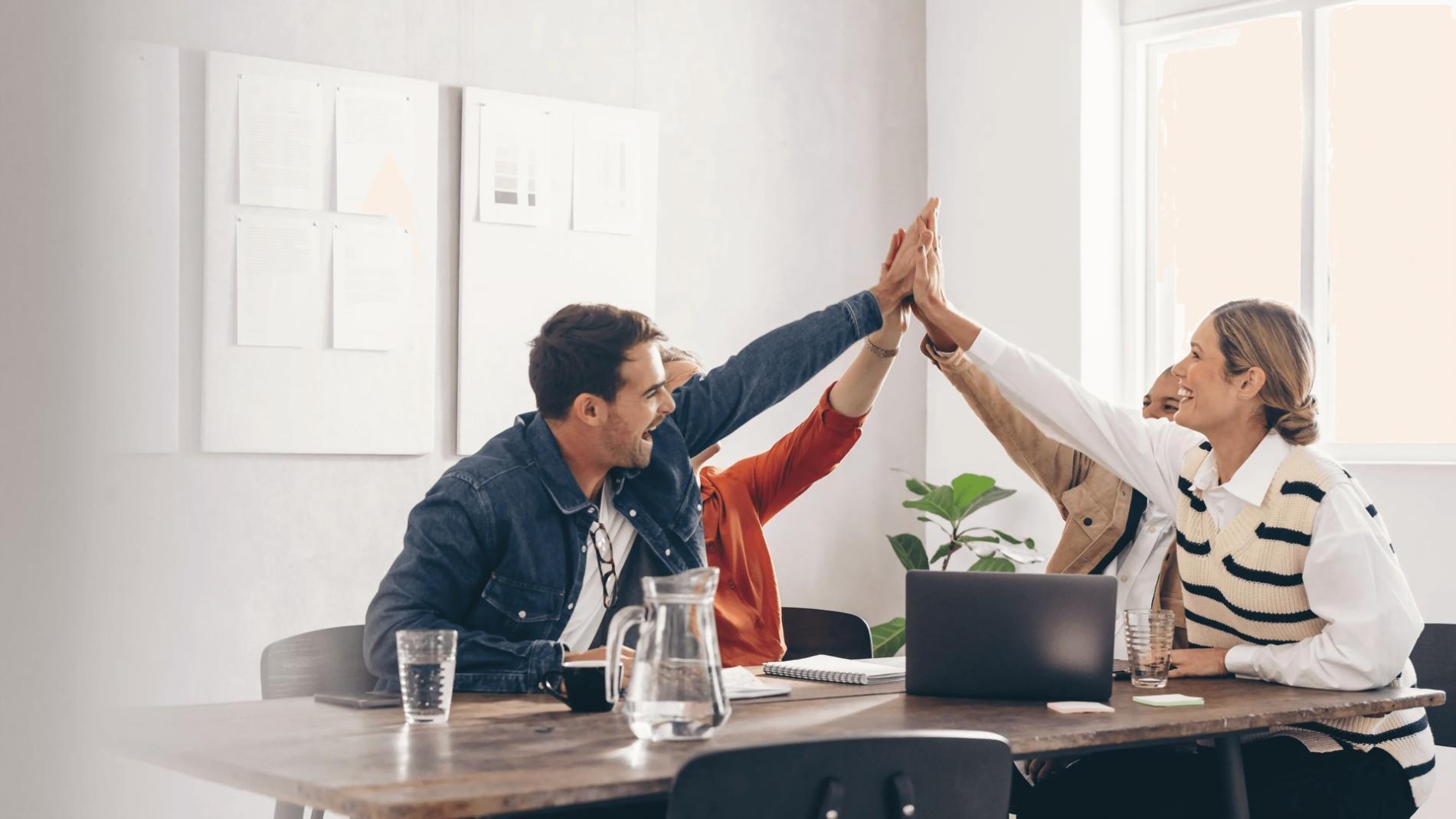 Equipo revisando métricas de posicionamiento en tiempo real
